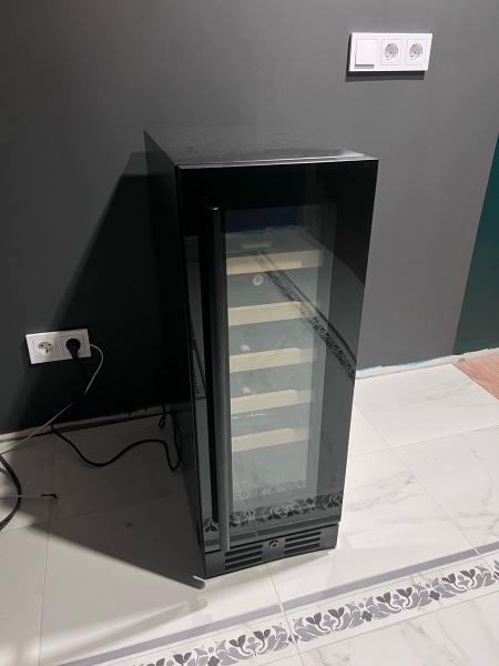 Винный шкаф MC Wine W20B встраиваемый под столешницу, шириной 30 см